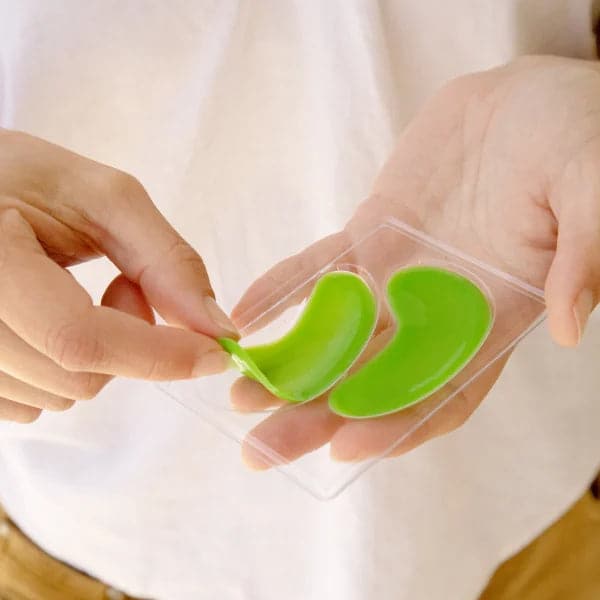 Try out 100% Pure - Bright Eyes Mask